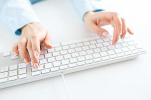 femme Bureau ouvrier dactylographie sur le clavier photo