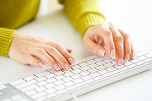 femme Bureau ouvrier dactylographie sur le clavier photo