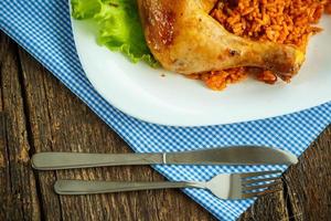 délicieux vaisselle de poulet cuisse avec riz et salade feuilles photo