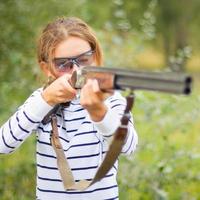 une Jeune fille avec une pistolet pour piège tournage photo