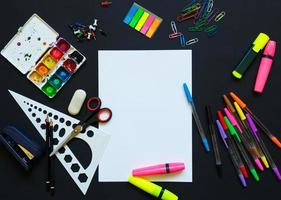 fournitures scolaires sur fond de tableau noir photo