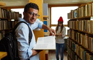 Jeune couple à le bibliothèque photo