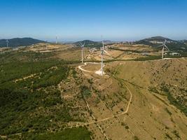 aérien vue de énergie produisant vent turbines photo