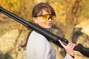 Jeune magnifique fille avec une fusil à pompe photo