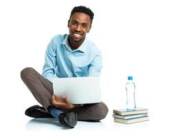 content africain américain Université étudiant avec ordinateur portable, livres et bouteille de l'eau séance sur blanc photo