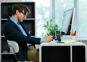 Beau Jeune homme travail de Accueil Bureau photo