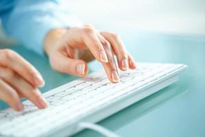 femme Bureau ouvrier dactylographie sur le clavier photo