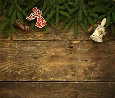 Noël arbre branches avec cônes et Noël décorations sur en bois texture prêt pour votre conception photo