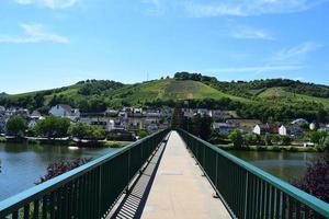 piéton pont à travers le moselle dans zell photo