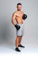 sport homme portant boxe gants photo