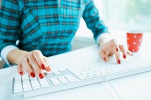 femme Bureau ouvrier dactylographie sur le clavier photo