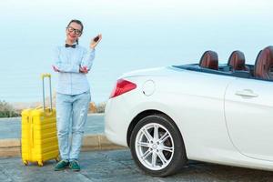 Jeune femme avec Nouveau voiture photo