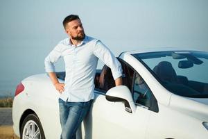 Jeune homme avec Nouveau voiture photo