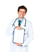 Jeune Masculin souriant médecin montrant presse-papiers avec copie espace pour texte sur blanc photo
