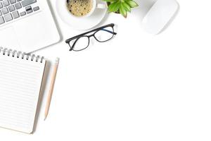 blanc Bureau bureau tableau, Vide carnet avec portable et chaud café. photo