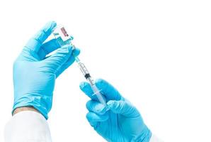 médecin ou scientifique main dans blanc gants en portant grippe, rougeole, coronavirus vaccin coup photo