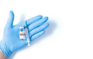 médecin ou scientifique main dans bleu nitrile gants en portant grippe, rougeole, coronavirus vaccin coup pour maladies déclenchement vaccination isolé photo