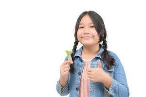 mignonne asiatique fille tenir thaïlandais salade Rouleaux et pouce en haut isolé photo
