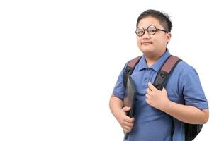 Beau garçon étudiant porter une école sac et portable isolé photo