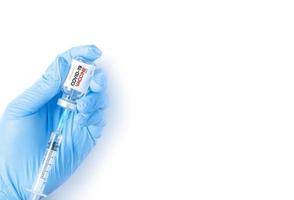 médecin ou scientifique main dans bleu nitrile gants en portant grippe, rougeole, coronavirus vaccin coup pour maladies déclenchement vaccination isolé photo