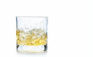 laissez tomber la glace cubes dans à whisky dans Roche verre ou vieux façonné verre photo