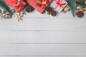 Noël Contexte avec rouge cadeau et sapin arbre et décor sur blanc bois photo
