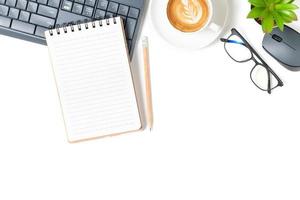 blanc Bureau bureau tableau, Vide carnet avec portable et chaud café. photo