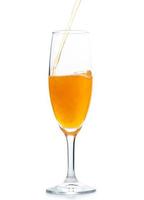 verser Orange un soda dans Champagne verre isolé sur blanc Contexte photo