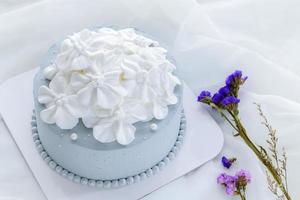 pastel bleu noix de coco gâteau décoré avec blanc fleurs de Frais crème photo