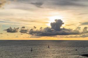 magnifique ciel avant le coucher du soleil et une yacht à prendre touristes à regarder le le coucher du soleil photo