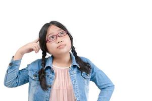 mignonne fille dans des lunettes en pensant à la recherche dans côté isolé sur blanc photo