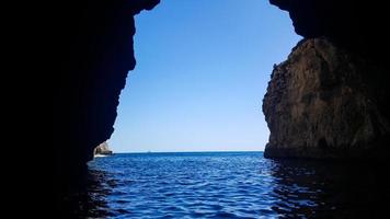 vue de le la grotte à le ouvert mer. photo