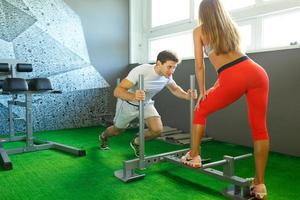 homme et femme travail en dehors à le Gym photo