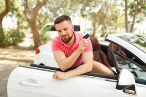 Jeune homme avec Nouveau voiture photo