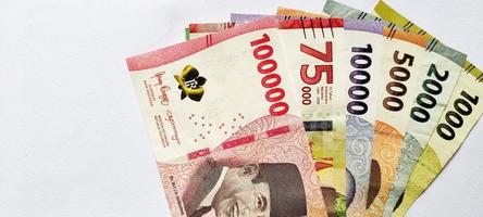 Nouveau Rupiah indonésien billets de banque Publié dans 2022 dans divers couleurs et tailles. Rupiah devise concept isolé sur une blanc Contexte. négatif espace photo