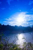 silhouette de des arbres sur balekambang plage photo