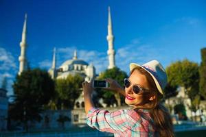 fille dans le chapeau fabrication photo par le téléphone intelligent près le bleu mosquée, Istanbul