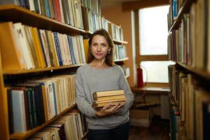 jeune femme à la bibliothèque photo