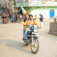 Delhi, Inde, 02 décembre 2022 - partisan du bjp du parti bharatiya janata lors d'un méga road show en faveur du candidat bjp pankaj luthara pour déposer des documents de candidature avant les élections locales mcd 2022 photo