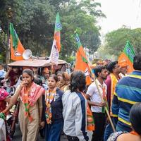 Delhi, Inde, 02 décembre 2022 - partisan du bjp du parti bharatiya janata lors d'un méga road show en faveur du candidat bjp pankaj luthara pour déposer des documents de candidature avant les élections locales mcd 2022 photo