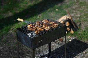 délicieux grillé Viande plus de le charbons sur une barbecue photo