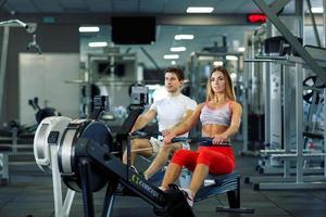 homme et femme travail en dehors à le Gym photo