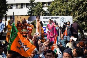 new delhi, inde - 16 janvier 2023 - des milliers de personnes se sont rassemblées lors du road show du premier ministre narendra modi bjp, des personnes lors du grand rassemblement électoral pm modi dans la capitale photo