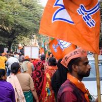 Delhi, Inde, 02 décembre 2022 - partisan du bjp du parti bharatiya janata lors d'un méga road show en faveur du candidat bjp pankaj luthara pour déposer des documents de candidature avant les élections locales mcd 2022 photo