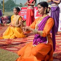 Delhi, Inde - décembre 11 2022 - bharathanatyam Indien classique Odissi danseurs performant à organiser. magnifique Indien fille danseurs dans le posture de Indien danse. Indien classique Danse bharatanatyam photo