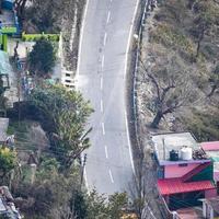 vue aérienne de dessus des véhicules de circulation roulant sur les routes de montagne à nainital, uttarakhand, inde, vue depuis le sommet de la montagne pour le mouvement des véhicules de circulation photo