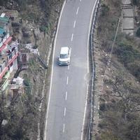 vue aérienne de dessus des véhicules de circulation roulant sur les routes de montagne à nainital, uttarakhand, inde, vue depuis le sommet de la montagne pour le mouvement des véhicules de circulation photo