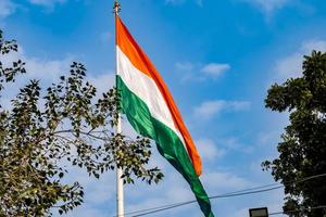 drapeau indien flottant, drapeau indien le jour de l'indépendance et le jour de la république de l'inde, agitant le drapeau indien, har ghar tiranga photo