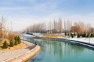 tachkent. Ouzbékistan. novembre 2021. le digue de le ancrer rivière à le Mémorial complexe dans Mémoire de le victimes de répression photo