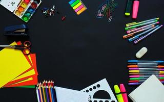 fournitures scolaires sur fond de tableau noir photo